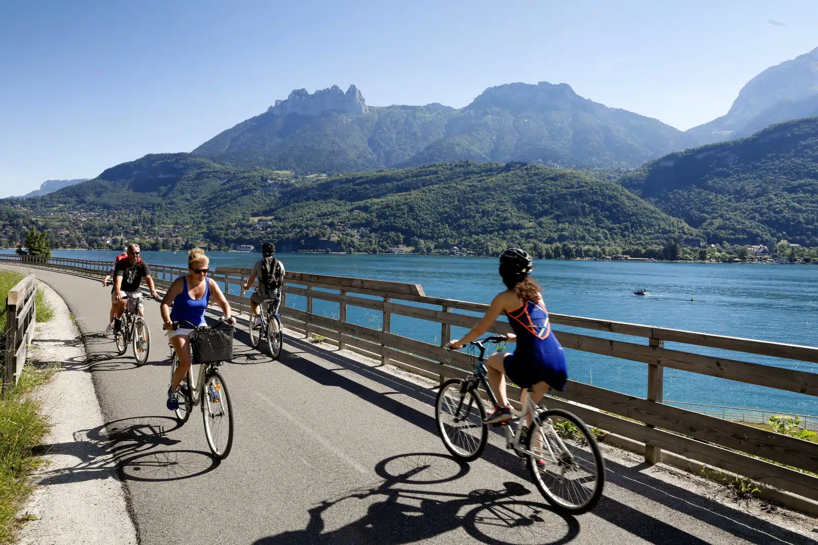 Exploration pittoresque le tour du lac d'Annecy à vélo