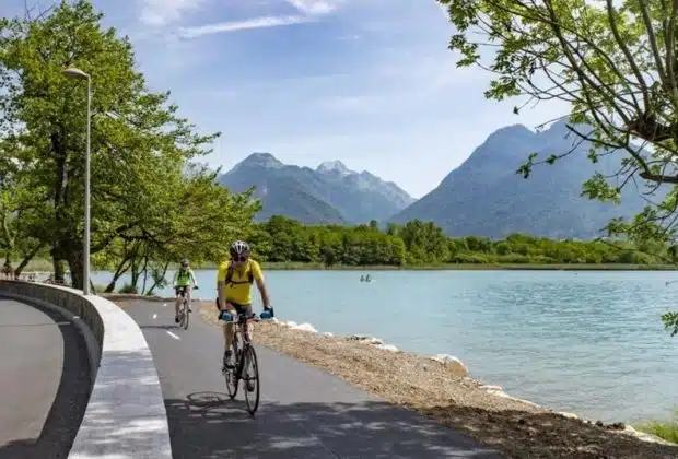 Exploration pittoresque le tour du lac d'Annecy à vélo