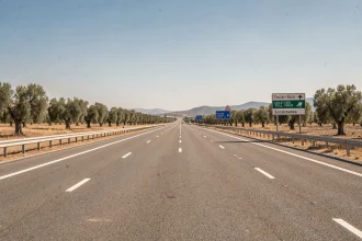 Autoroute espagnole gratuite avec panneaux de signalisation et paysage méditerranéen sec en arrière-plan