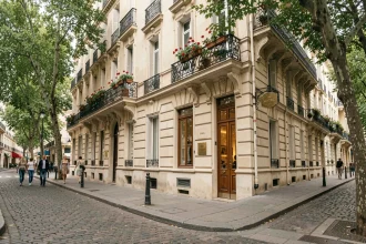 Façade haussmannienne du Paris Orsay Hôtel avec balcons en fer forgé et porte en bois poli dans le 7e arrondissement
