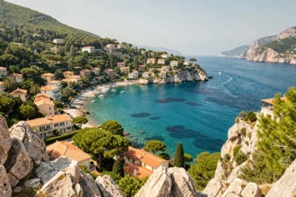 Vue panoramique sur la Côte d'Azur avec des villas en bord de mer et la Méditerranée turquoise dans les Alpes-Maritimes